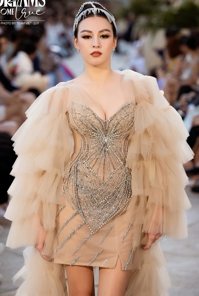 ベトナムの観客は、75 人の国際的な美人コンテストのファッション ショーに驚嘆しました - 写真 4。 Khán giả Việt trầm trồ với màn diễn thời trang của 75 hoa hậu quốc tế- Ảnh 4.