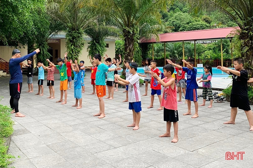 Clases de natación gratuitas y prácticas en Ha Tinh