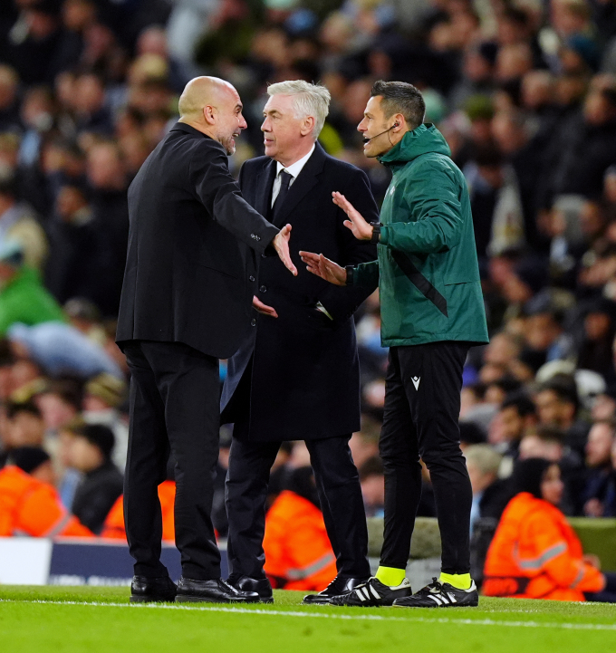 Carlo Ancelotti (giữa) và Pep Guardiola tranh luận với trọng tài bàn ở lượt về vòng tứ kết Champions League trên sân Etihad ngày 17/4/42024. Ảnh: Reuters.