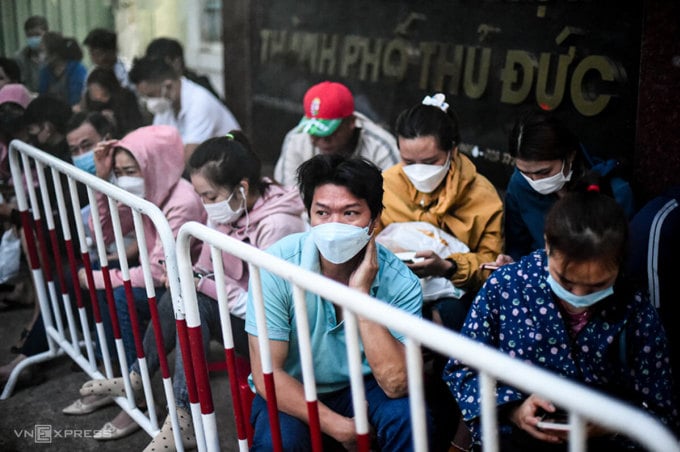 Workers wait to complete documents to withdraw one-time social insurance benefits at the Thu Duc City Social Insurance Agency (HCMC) at the end of 2022. Photo: Thanh Tung