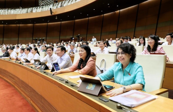 ผู้แทนรัฐสภาลงมติเห็นชอบร่างกฎหมายเศรษฐกิจและสังคมปี 2024 ในช่วงบ่ายของวันที่ 9 พฤศจิกายน ภาพโดย: ฮวง ฟอง