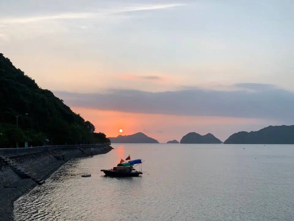 カットバ島の夕日。写真：ジョシュア・ズカス