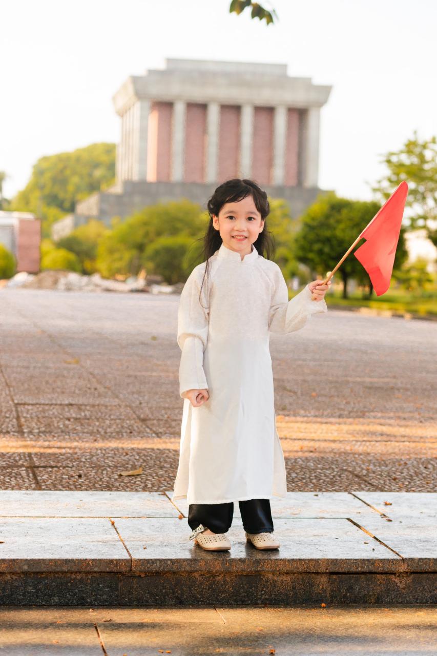 Vor den Feiertagen am 2. September dieses Jahres nutzte Frau Thuy (Hoang Mai, Hanoi) die Gelegenheit, mit ihrer Tochter in die Stadt zu fahren, um das Mausoleum von Onkel Ho zu besuchen und Erinnerungsfotos für sie zu machen.