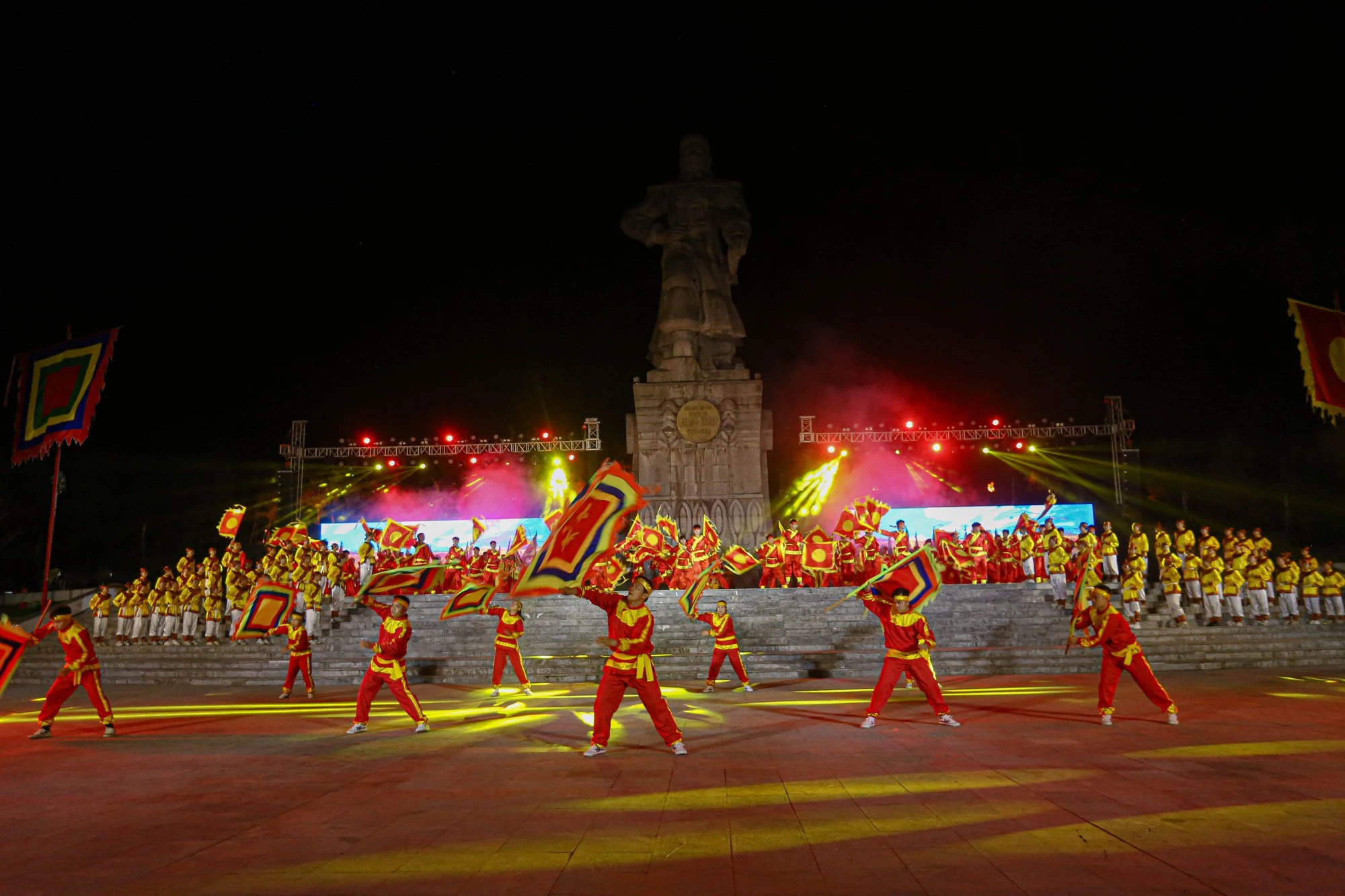 Hàng trăm diễn viên làm 'sống lại' thời khắc hoàng đế Quang Trung lên ngôi- Ảnh 2.