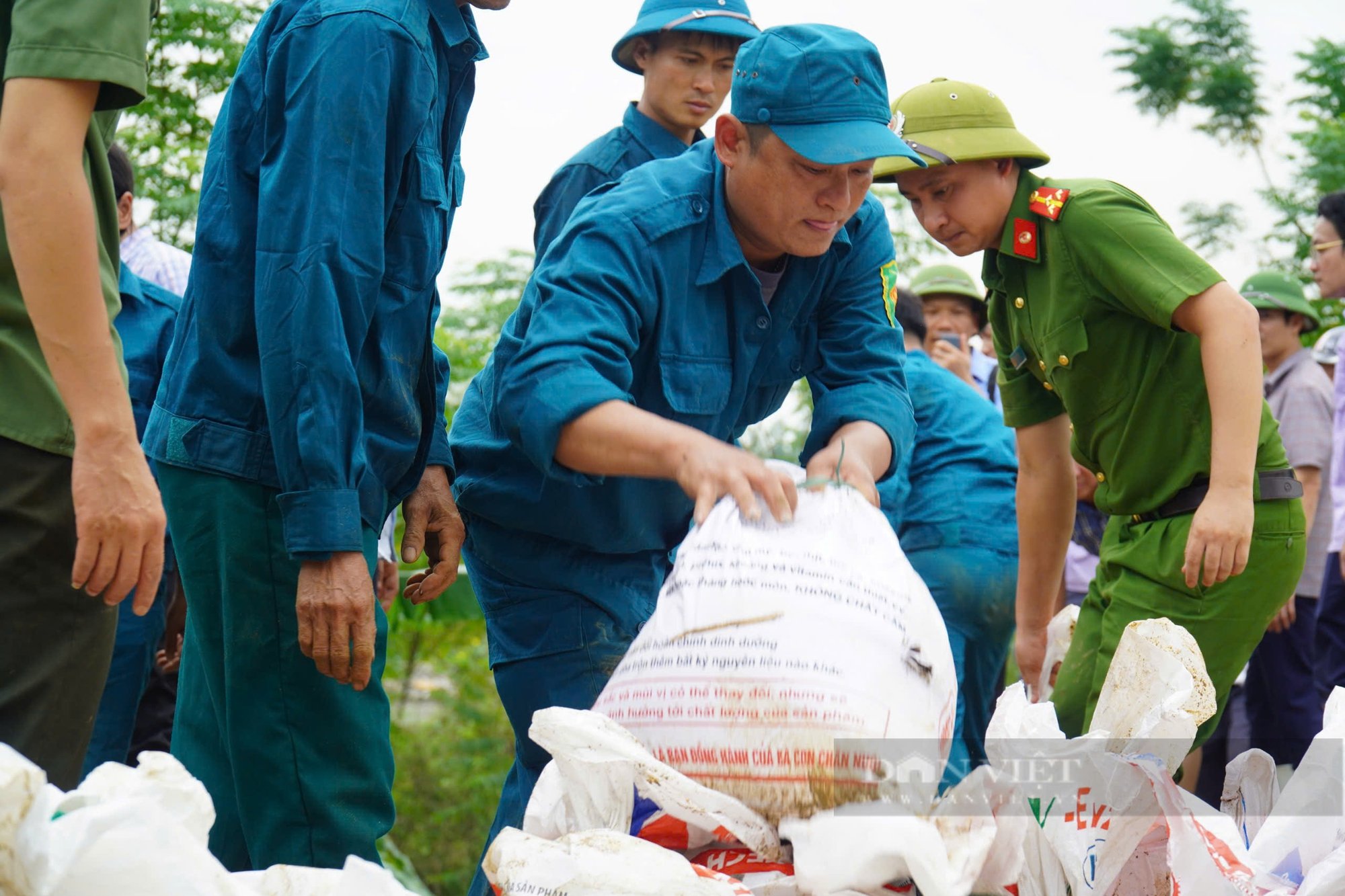 Thanh Hóa: Hơn 200 cán bộ chiến sỹ, người dân vá đê bối - Ảnh 10.