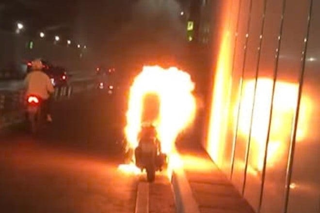 Une moto en feu dans le tunnel de Thu Thiem