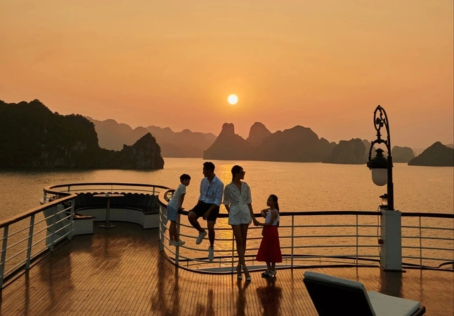 Touristen können in der Ha Long Bucht den schönsten Sonnenuntergang Asiens genießen