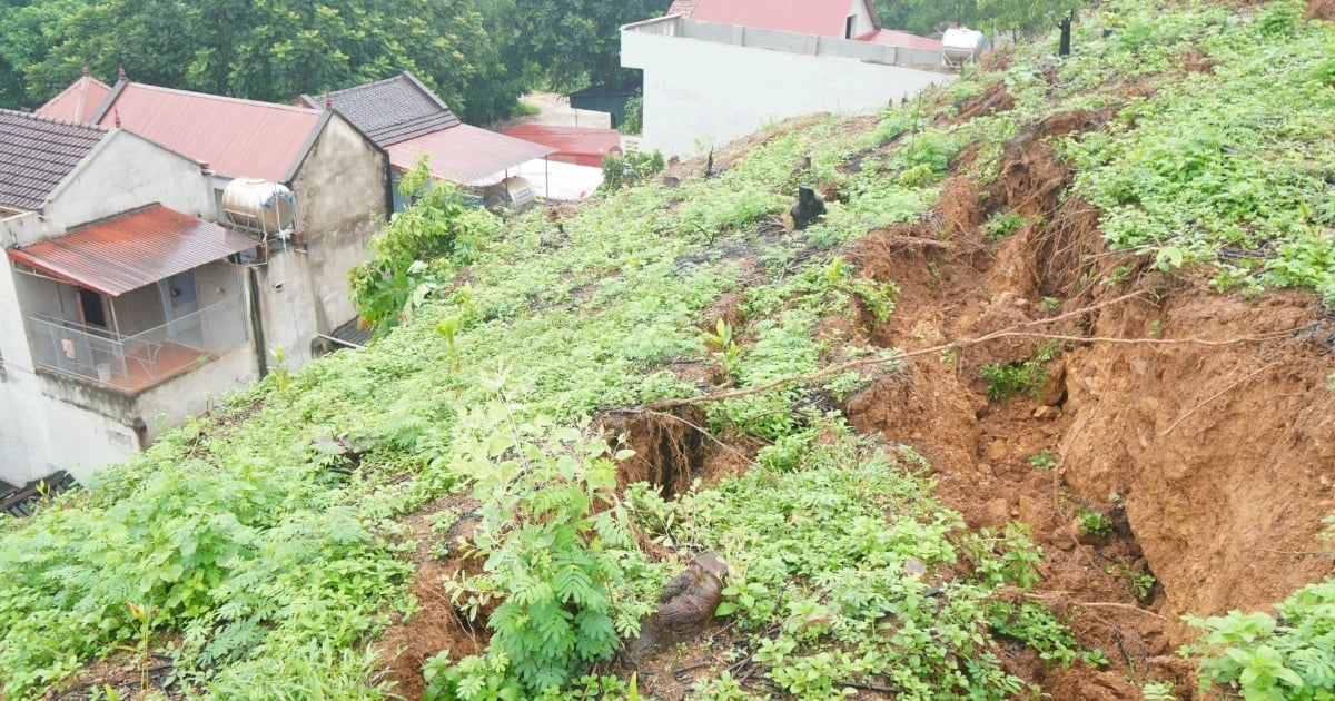 Thanh Hoa: La colina de Ba Dan se abrió y las autoridades evacuaron urgentemente a unas 70 personas.