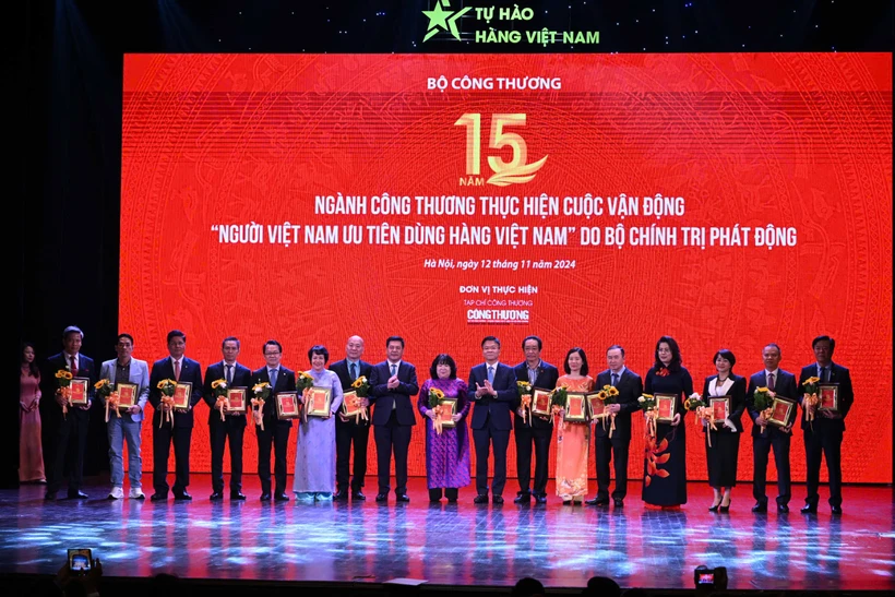 Les délégués présents au gala célébrant les 15 ans de mise en œuvre par le secteur de l'industrie et du commerce de la campagne « Les Vietnamiens privilégient l'utilisation de produits vietnamiens », lancée par le Politburo. (Photo : Duc Duy/Vietnam+)