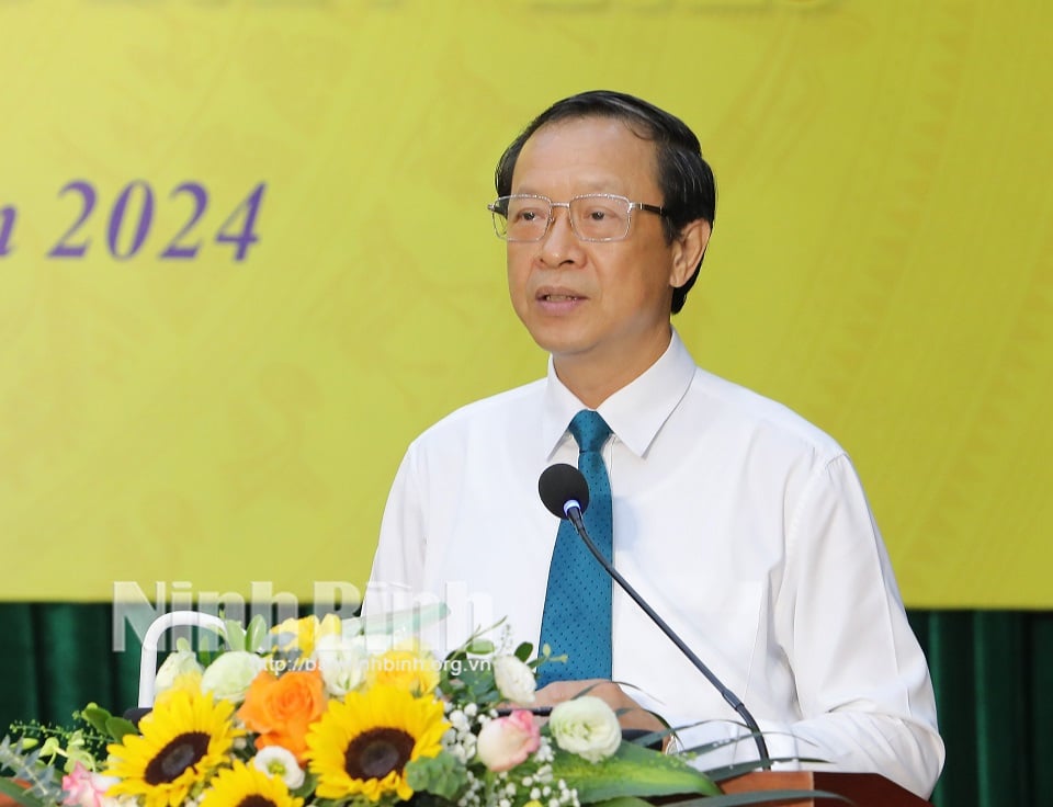 Le vice-ministre de l'Éducation et de la Formation, Pham Ngoc Thuong, a pris la parole lors de la conférence. Photo : journal Ninh Binh