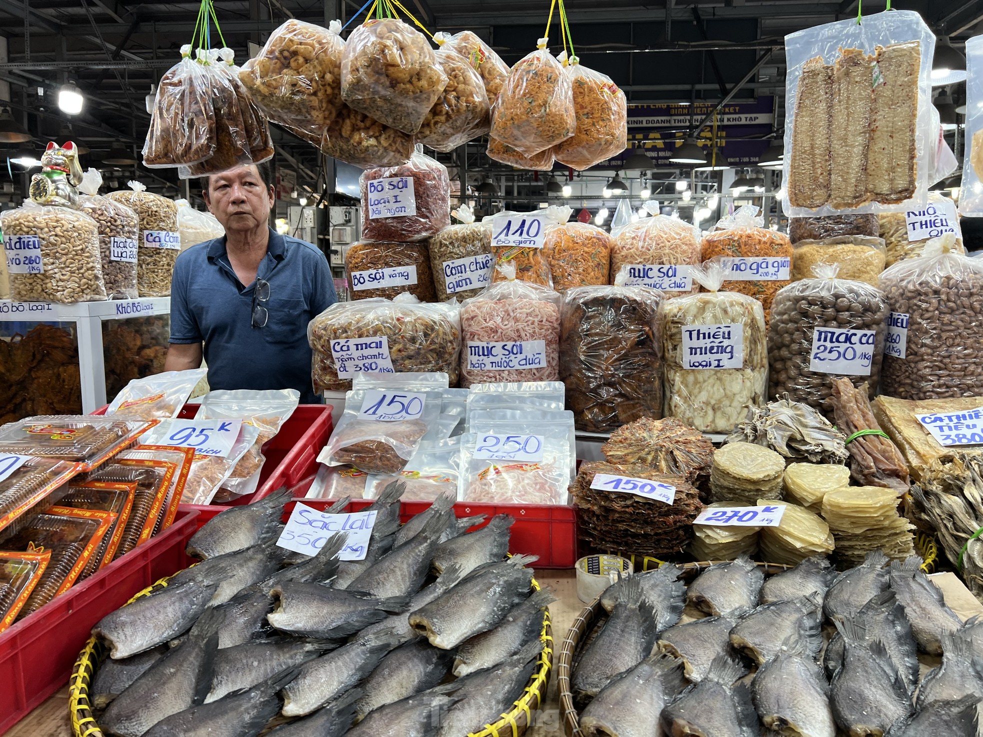 Inside the largest dry goods market in Ho Chi Minh City on the eve of Tet, photo 9