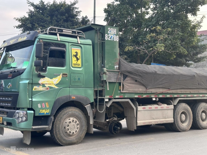 The truck axle lost a front wheel after the accident. Photo: Gia Chinh