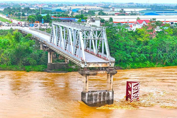 Die Phong-Chau-Brücke (Provinz Phu Tho) stürzte am 9. September ein. (Foto: Zeitung Giao Thong)