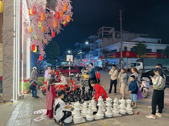 Les habitants de la ville de Bac Giang ont amené leurs enfants prendre des photos et jouer dans l'aire de jeux de la famille de Bao Ngoc début février 2024. Photo : Personnage fourni