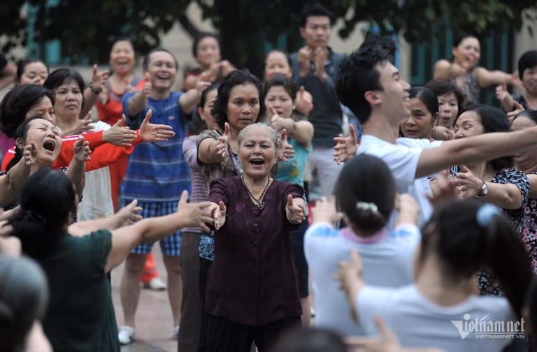 Vietnamese people live longer, population aging is happening very quickly