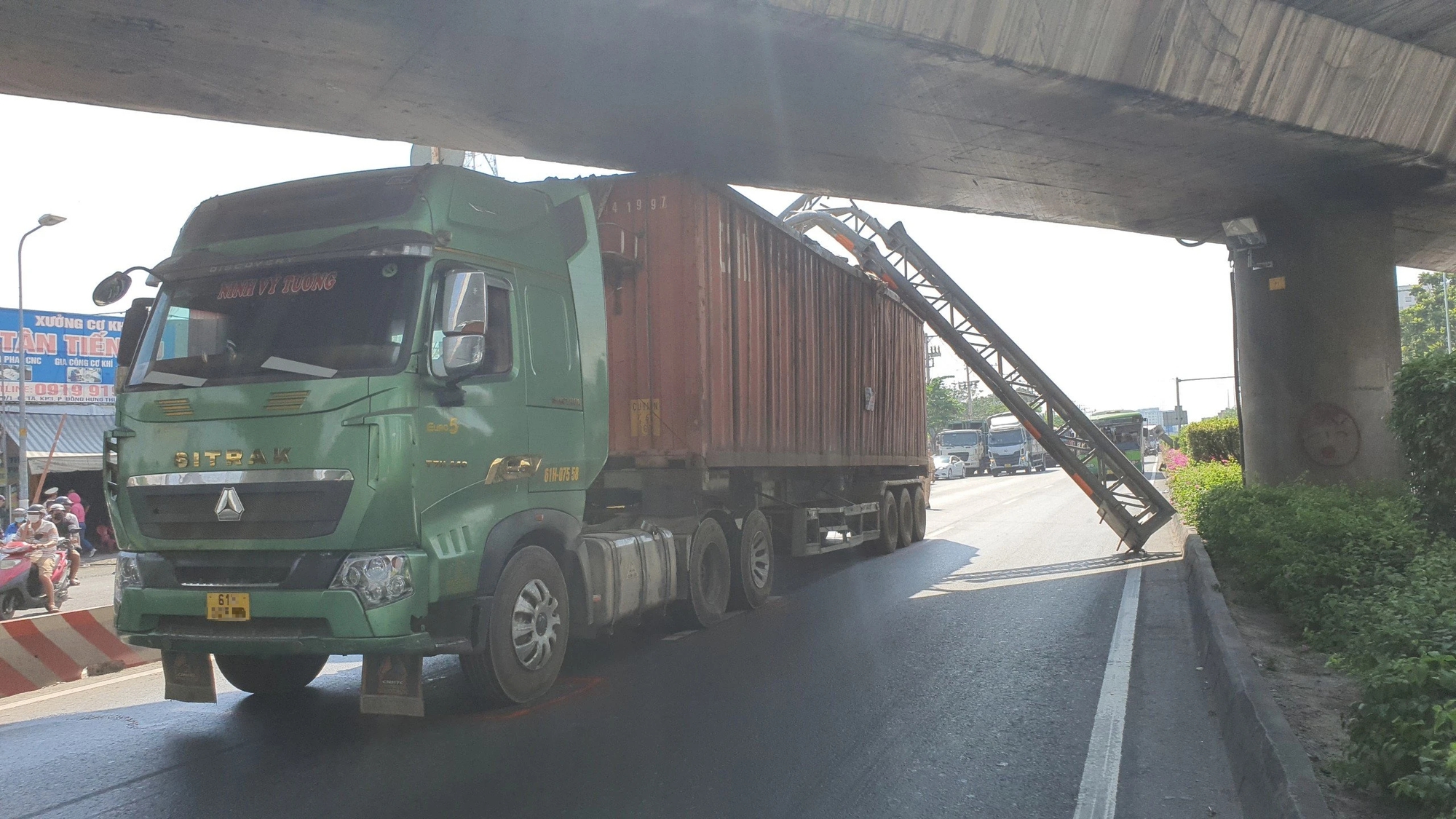 Xe container kéo ngã khung thép nặng hàng tấn trúng xe buýt hành khách la hét- Ảnh 1.