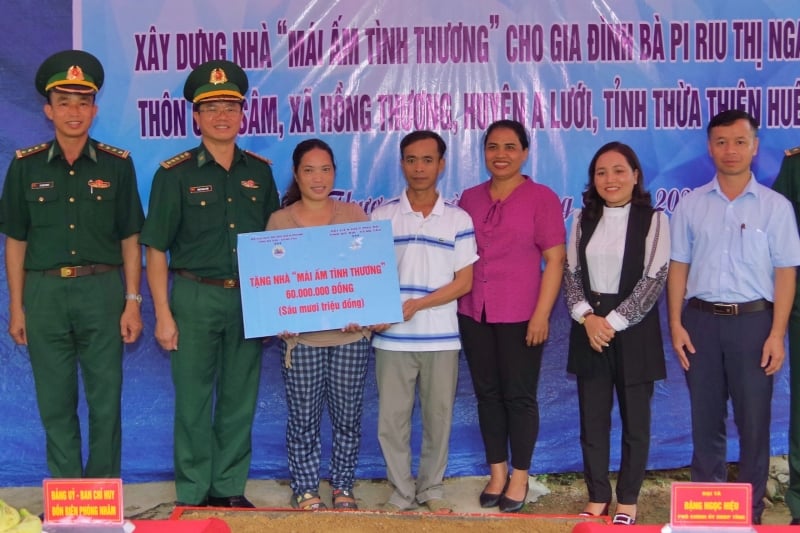 Die Führung des Grenzschutzkommandos der Provinz Thua Thien Hue bot der Familie von Frau Pi Riu Thi Nga Unterstützung für den Hausbau an.