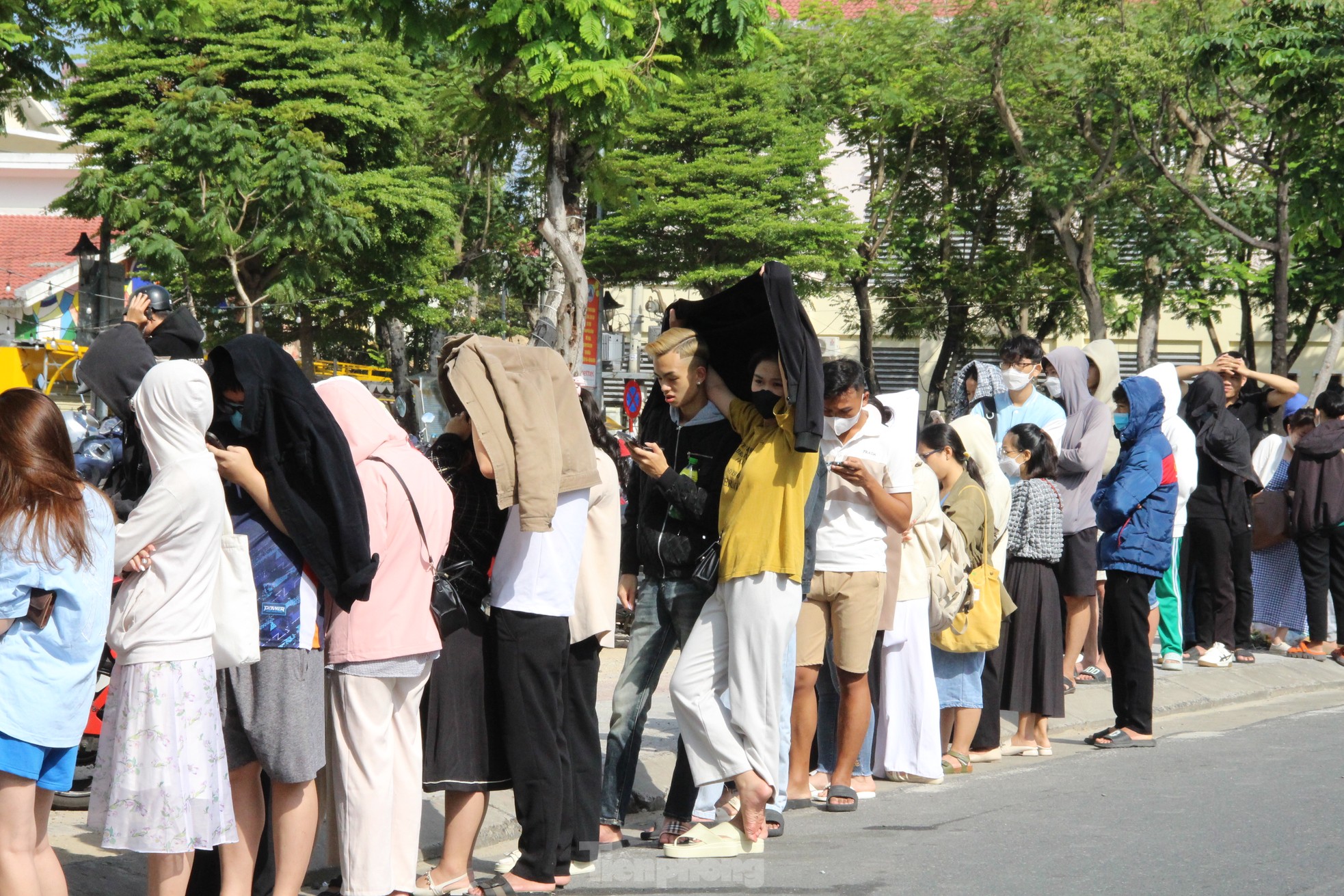 Young people line up in the sun to buy tickets to see 'Peach, Pho and Piano' photo 10