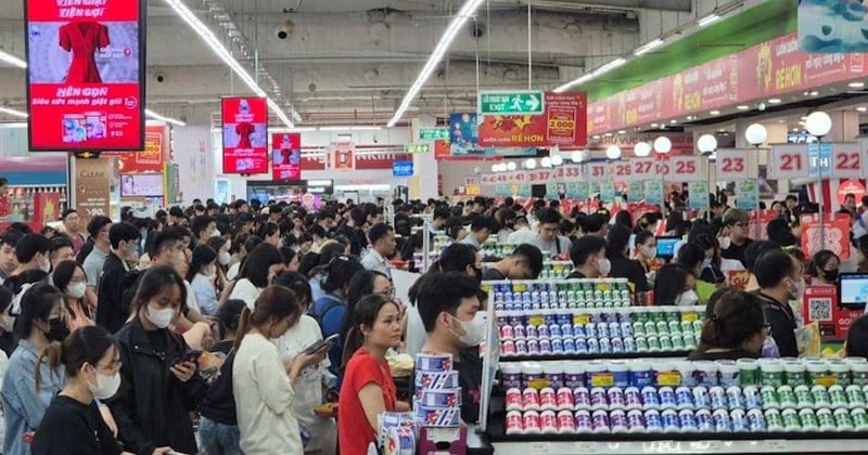 Craignant les inondations, les habitants de Hanoi se précipitent pour acheter des légumes et de la viande