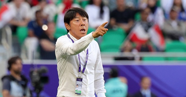 Los aficionados indonesios piden que se retenga al entrenador Shin Tae-yong antes de los dos partidos contra la selección de Vietnam