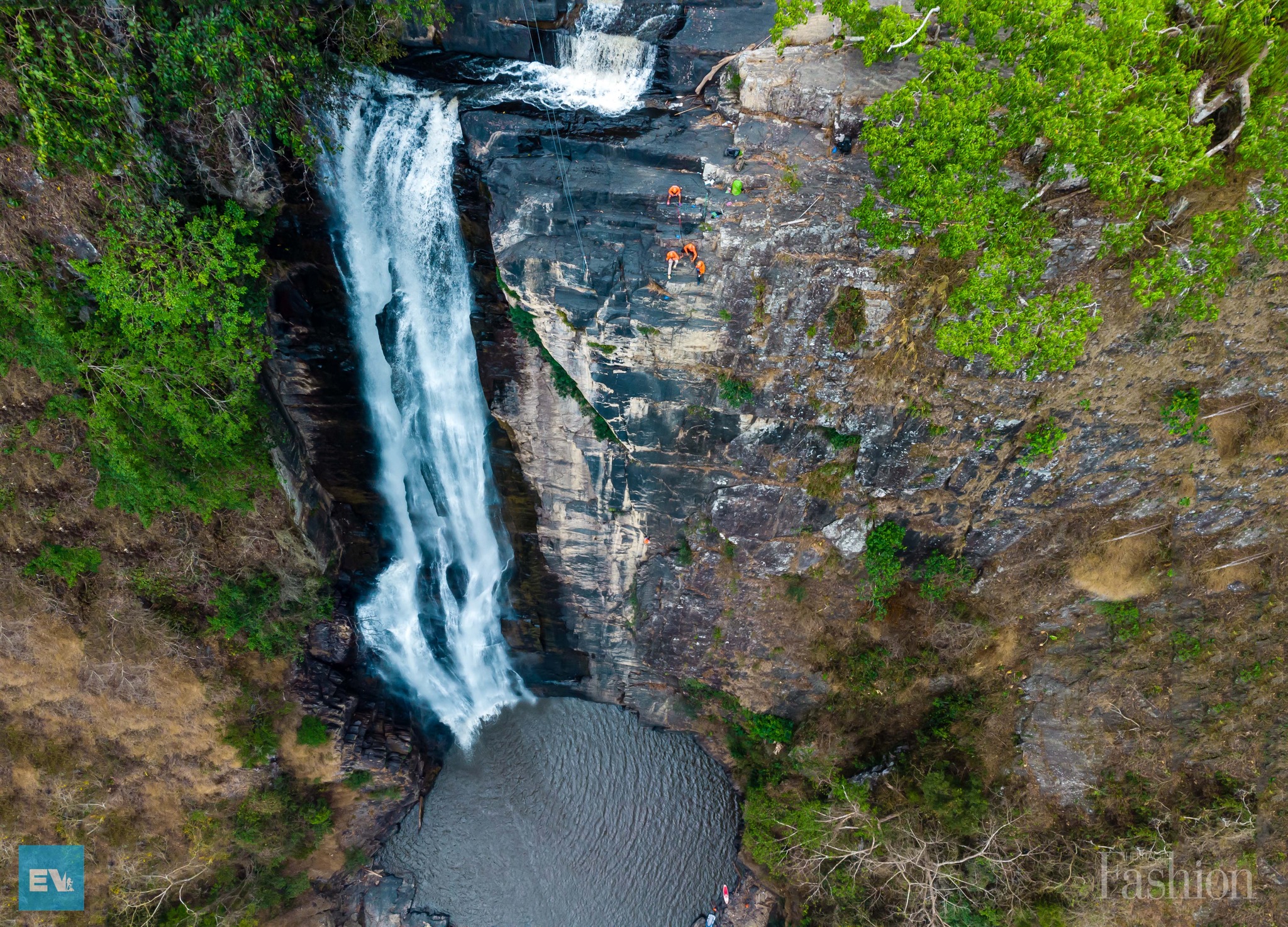 Erklimmen Sie den siebenstufigen Wasserfall mitten im Dschungel