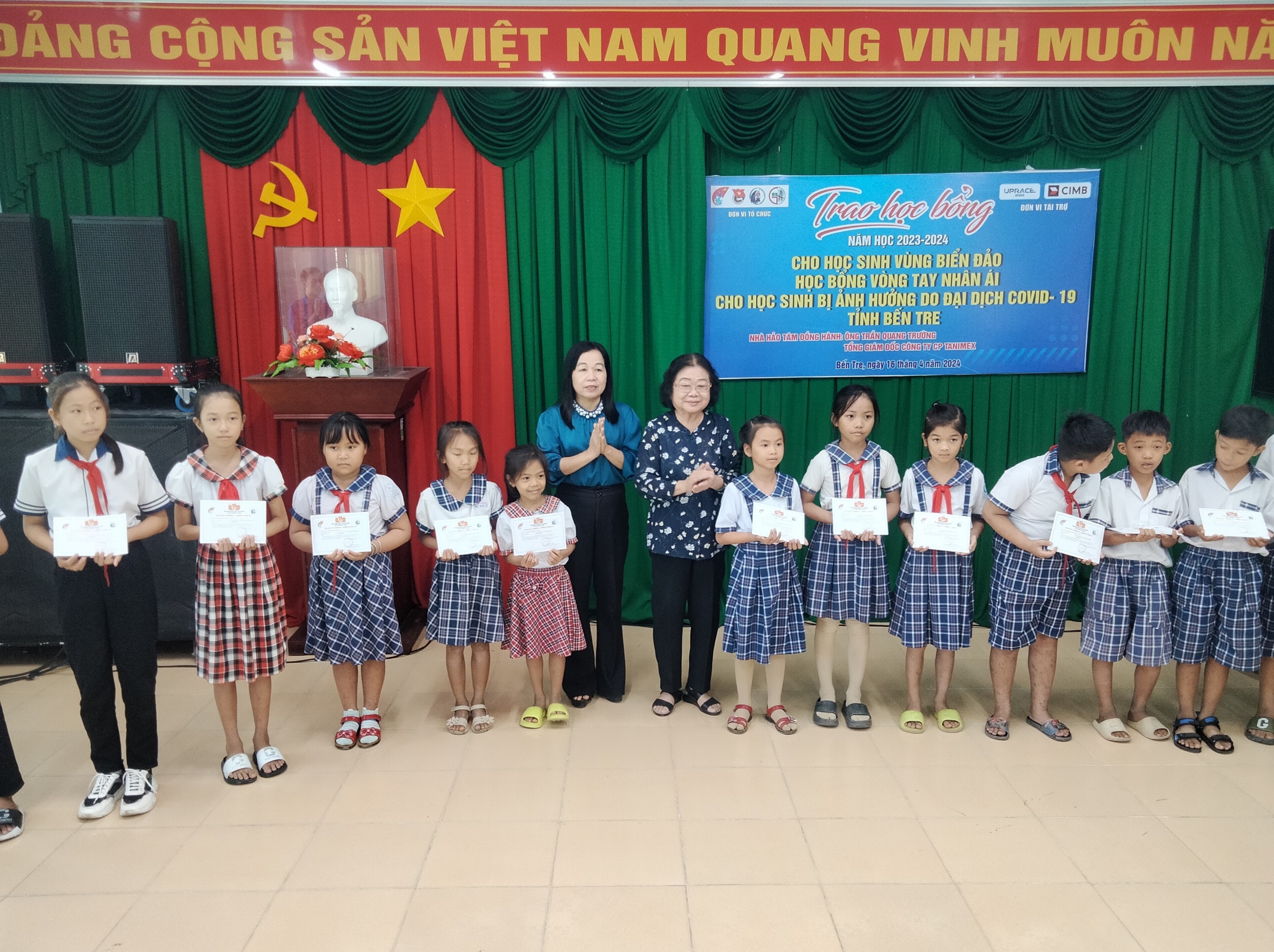 Nguyên Phó chủ tịch nước Trương Mỹ Hoa tại buổi lễ trao học bổng cho học sinh vùng ven biển Bến Tre