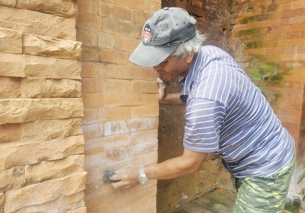 In recent days, the Institute of Science and Technology has sent people to clean the newly renovated brick surface of the tower. Photo: V.L