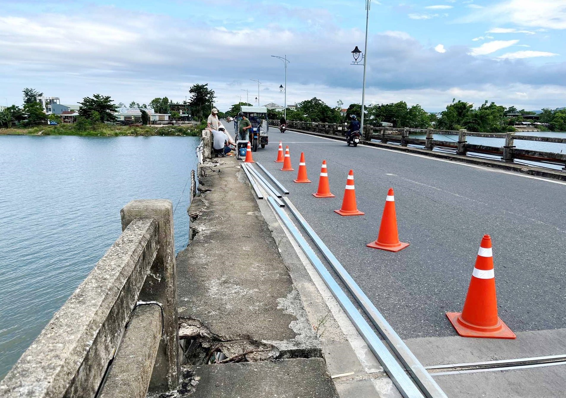 Le Comité populaire provincial a ordonné la réparation urgente de la zone de la rambarde fissurée et la mise en œuvre d'une inspection du pont et de tests de charge. Photo: KK