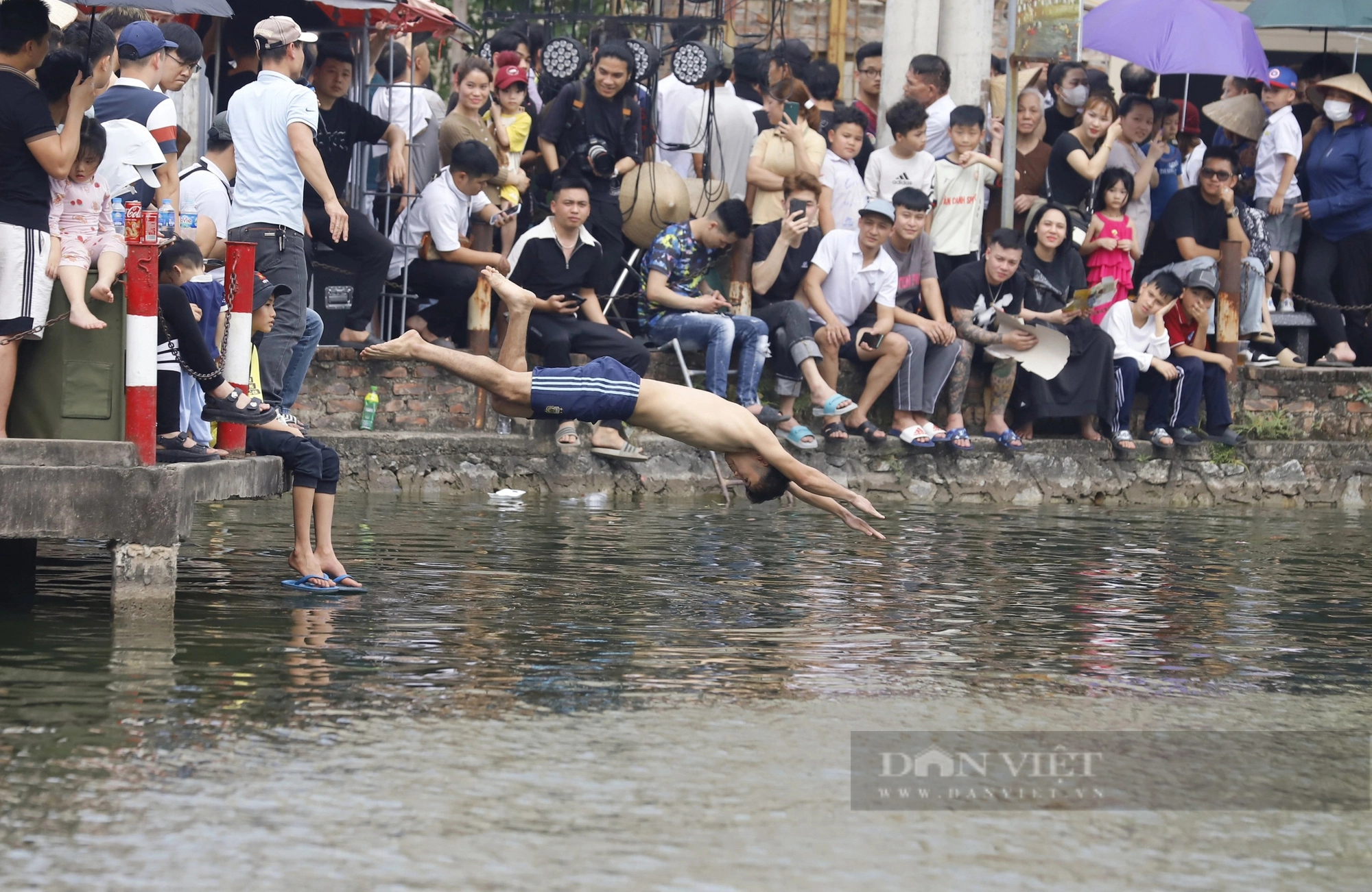 Trai làng đằm mình trong đầm nước vây bắt vịt giật phần thưởng tăng theo cấp số nhân- Ảnh 4.