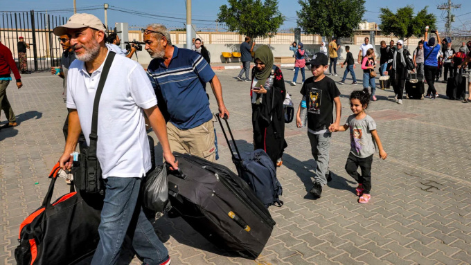 Die Menschen feiern, als sie den Grenzübergang Rafah überqueren, nachdem ihnen am 1. November die Ausreise aus dem Gazastreifen gestattet wurde. Foto: AFP