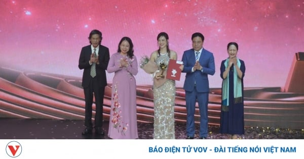 Vice President Vo Thi Anh Xuan presents the 2024 Golden Kite Awards