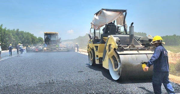 Prueba de los primeros metros de hormigón asfáltico en la autopista Quang Ngai