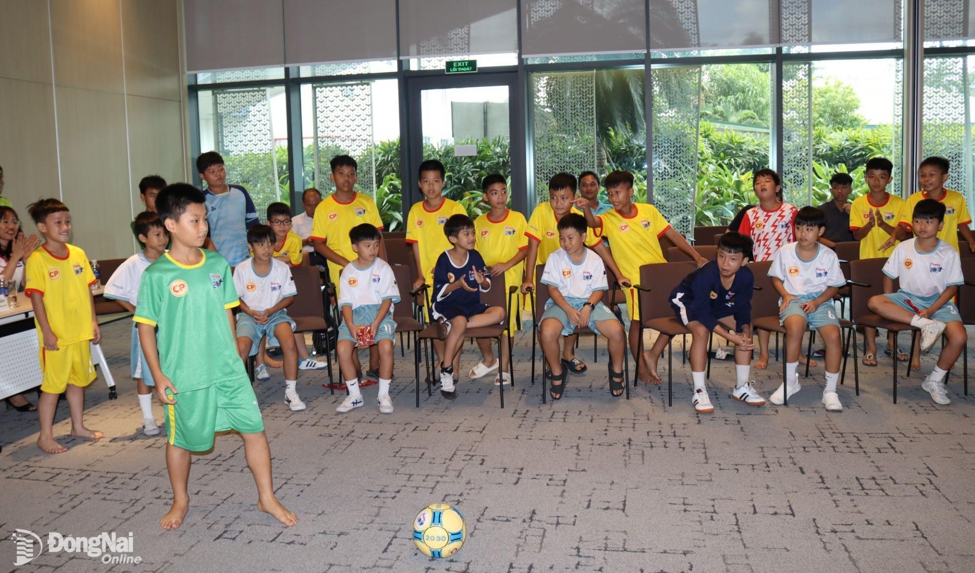 Game of kicking the ball into the goal. Photo: Hoang Loc