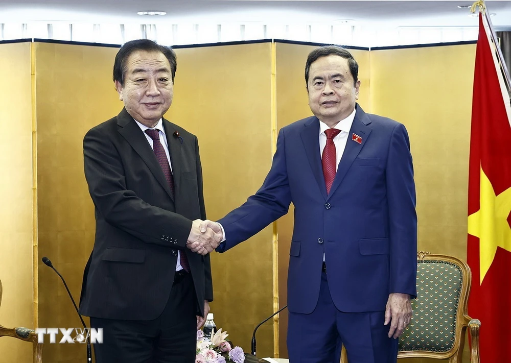 El presidente de la Asamblea Nacional, Tran Thanh Man, recibió al presidente del Partido Democrático Constitucional de Japón. Yokohama Yoshihiko (Foto: Doan Tan/VNA)