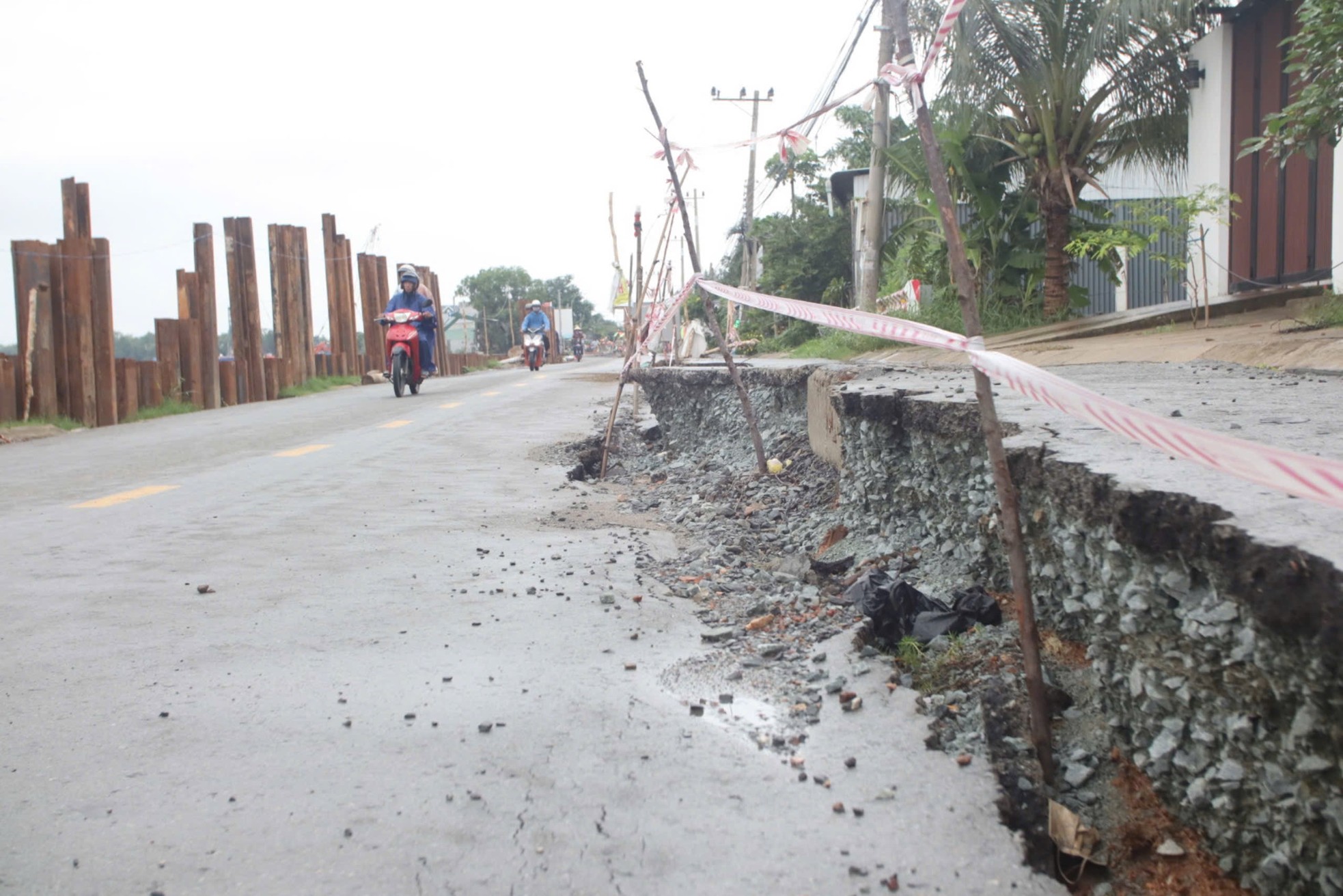 Long An urgently fixes subsidence on Provincial Road 826C connecting to Ho Chi Minh City photo 2