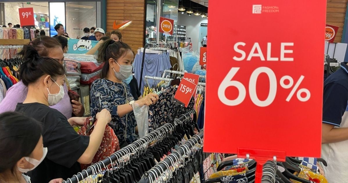 Đồng loạt khuyến mại trên cả nước, cho phép "sale off 100%"