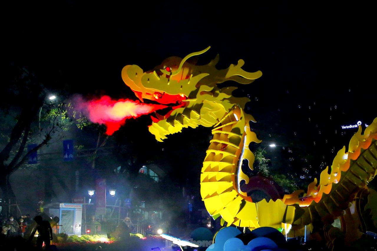 Multitudes de personas observan a la mascota del dragón de Da Nang 'rociar agua y escupir fuego' foto 8