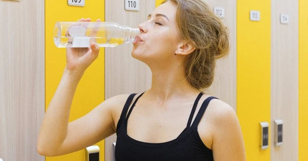 Folgende Trinkgewohnheiten können unerwartet gesundheitsschädlich sein.