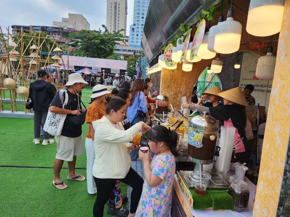 Les boissons typiques de Hanoi comme le jus de prune aigre, les perles de tapioca, le thé aux graines de lotus, le thé à l'ananas et au ginseng, le thé au citron... conquièrent aussi bien les adultes que les enfants.