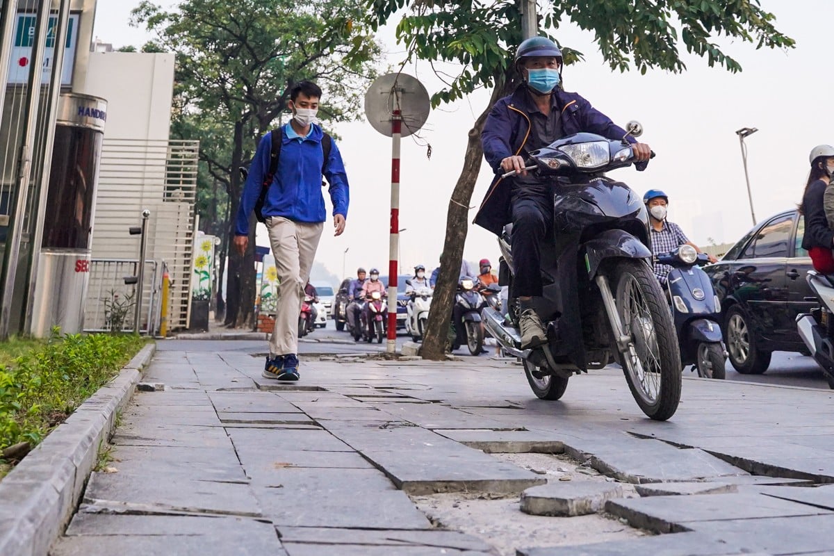 Many sidewalks in the center of the capital are 'ruined' and degraded photo 5