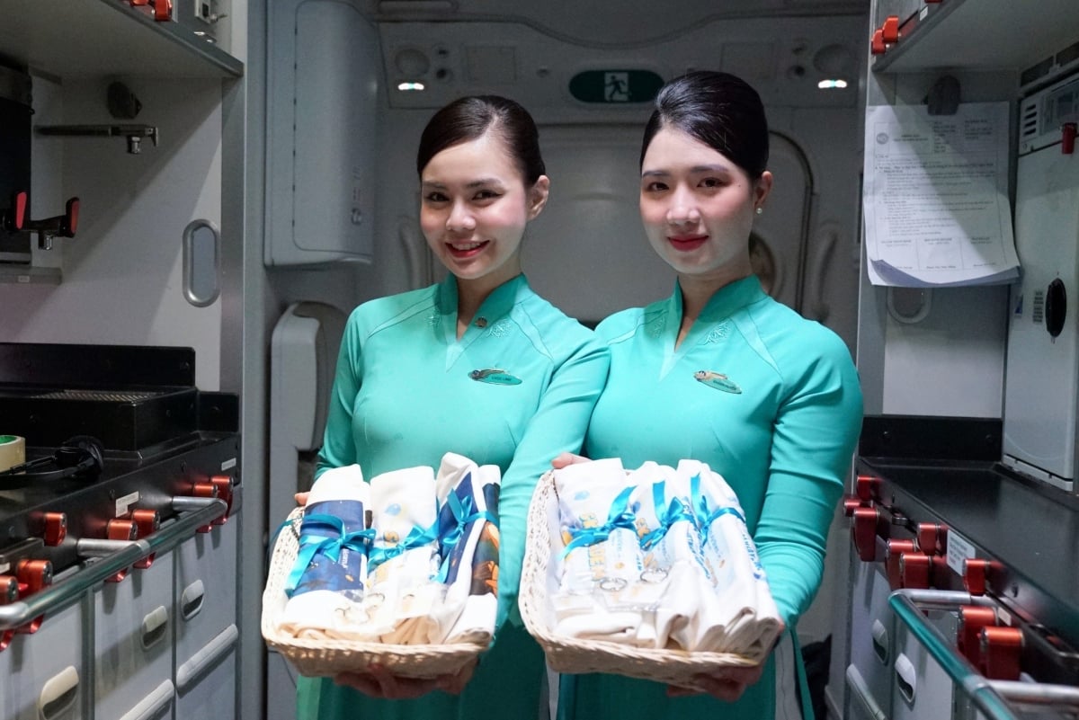 ผู้โดยสารรุ่นเยาว์เพลิดเพลินไปกับของขวัญสุดพิเศษจาก Vietnam Airlines ในวันที่ 1 มิถุนายน