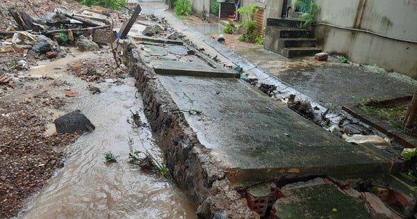 Affected by storm No. 6, school fence in Quang Tri collapsed, houses flooded