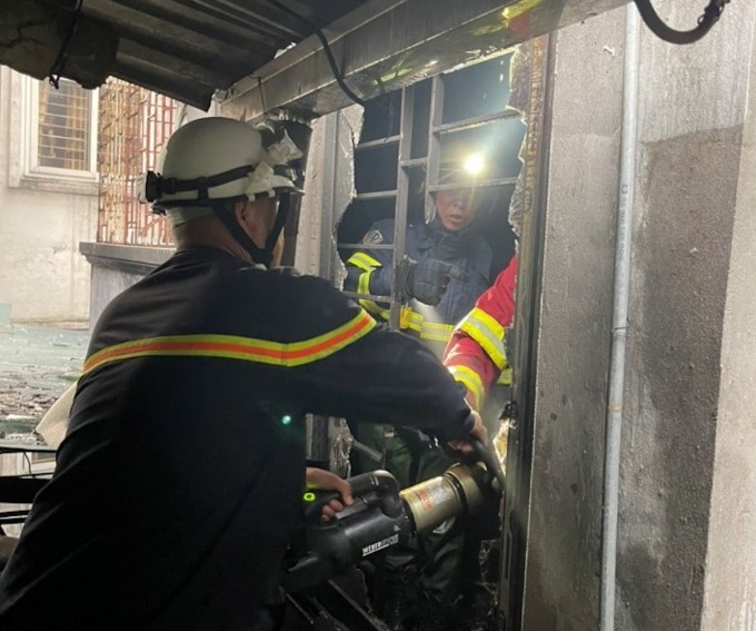 La policía rompió paredes y ventanas para dejar salir el humo. Foto: CACC