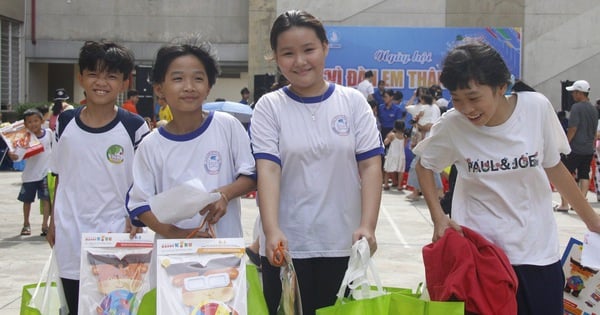 Les enfants de Ho Chi Minh-Ville s'amusent et reçoivent des cadeaux pour leurs cadets le jour de l'inauguration