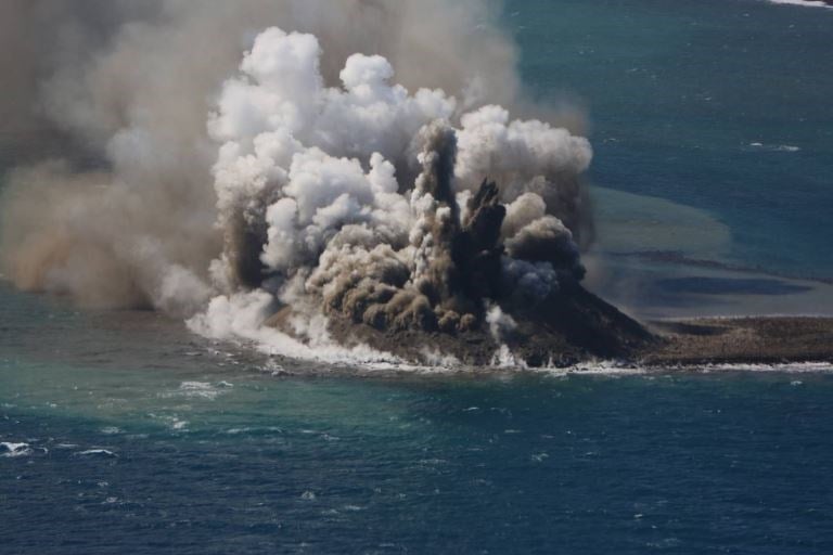 La erupción de un volcán forma una nueva isla al sur de Tokio (foto 1)