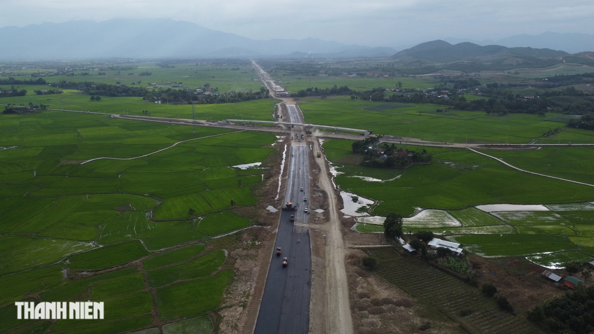 Hối hả thi công cao tốc Vân Phong - Nha Trang những ngày cận tết- Ảnh 1.