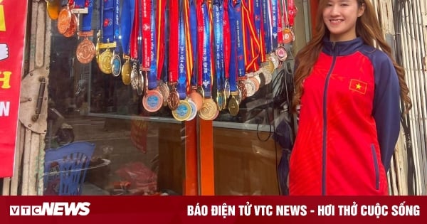 ¿Quién es la chica sexy que vende salchichas en la acera mostrando 51 medallas que vuelven locos a los internautas?