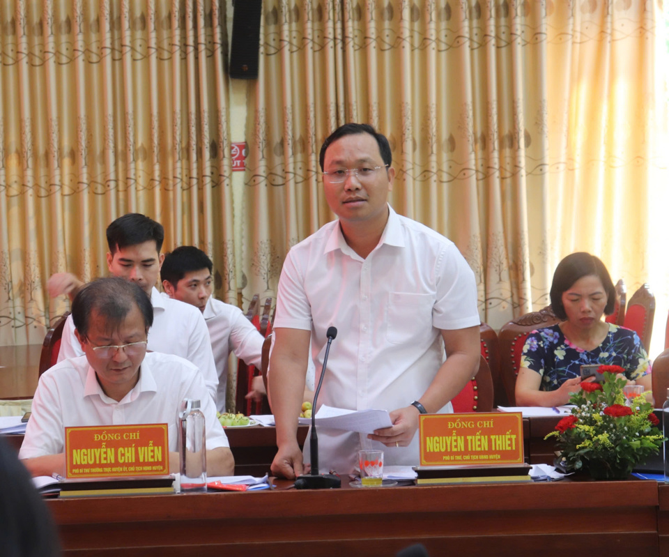 Chairman of Ung Hoa District People's Committee Nguyen Tien Thiet clarified some issues of concern to the monitoring delegation.