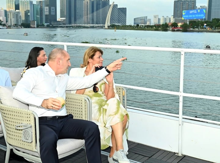 El presidente búlgaro, Rumen Radev, y su esposa, Desislava Radeva, admiran el paisaje de la ciudad de Ho Chi Minh. (Foto: Viet Dung)