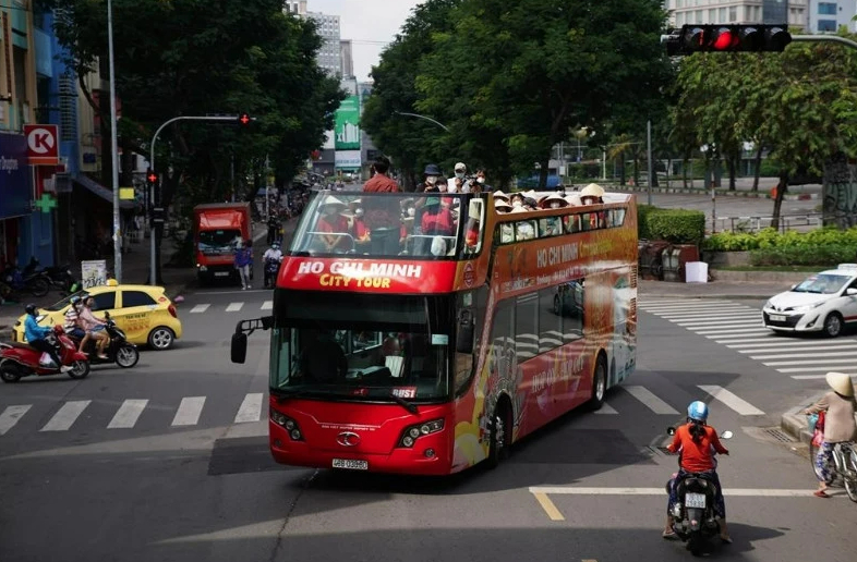 'Tuyệt chiêu' băng qua đường sau 13 lần đến Việt Nam của du khách Úc- Ảnh 1.